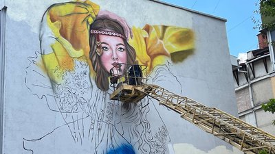 Дівчина, яка символізує Україну: в Ужгороді художники малюють мурал Дівчина, яка символізує Україну: в Ужгороді художники малюють мурал