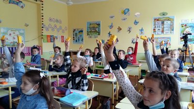 "Чарівні окуляри" та уроки-ігри: 30 років працює вчителькою початкових класів Вікторія Вачеля "Чарівні окуляри" та уроки-ігри: 30 років працює вчителькою початкових класів Вікторія Вачеля