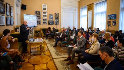 Українські письменники і видавці взяли участь у конференції в Петербурзі