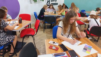 У Житомирі діти військових та переселенців проходять психологічну адаптацію за допомогою арттерапії У Житомирі діти військових та переселенців проходять психологічну адаптацію за допомогою арттерапії
