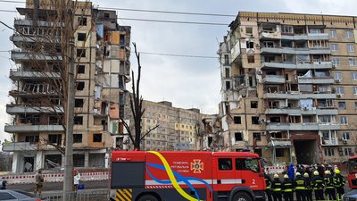40 днів трагедії. Біля зруйнованого ракетним ударом будинку в Дніпрі провели панахиду за загиблими 40 днів трагедії. Біля зруйнованого ракетним ударом будинку в Дніпрі провели панахиду за загиблими