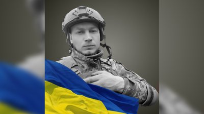 На Чернігівщині попрощалися з двома солдатами, які загинули під час виконання бойових завдань На Чернігівщині попрощалися з двома солдатами, які загинули під час виконання бойових завдань