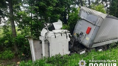 На Полтавщині вантажівка вдарилась у відбійник