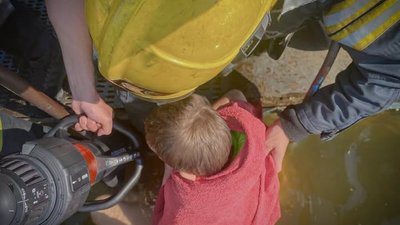 Рятувальники деблокують ногу хлопчика з металевої пастки у річці