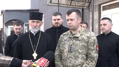 У Житомирі представники ПЦУ оновлюють свої дані у ТЦК У Житомирі представники ПЦУ оновлюють свої дані у ТЦК