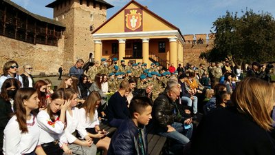 Військові, медики та волонтери: кому в Луцьку вручили орден "Народного героя України" Військові, медики та волонтери: кому в Луцьку вручили орден "Народного героя України"