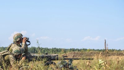 Військовослужбовці Сухопутних військ ЗСУ стріляють із кулемета
