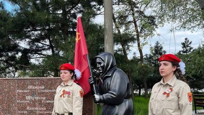 Російські окупанти в Маріуполі встановили пам’ятник бабці з червоним прапором – радник мера Маріуполя