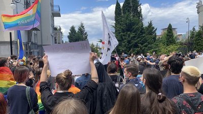 "Дави, щоб не тиснули на тебе": під ОПУ мітингують представники ЛГБТ "Дави, щоб не тиснули на тебе": під ОПУ мітингують представники ЛГБТ