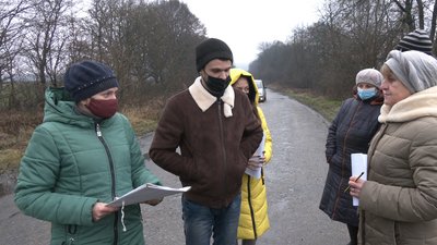 Канави, переповнені нечистотами. Жителі прикарпатського села скаржаться місцеве підприємство