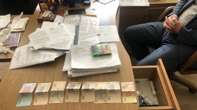У Львові директор навчального закладу вимагав хабаря від підлеглого У Львові директор навчального закладу вимагав хабаря від підлеглого