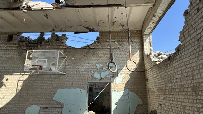 Ветерани російсько-української війни долучилися до демонтажу школи на Миколаївщині Ветерани російсько-української війни долучилися до демонтажу школи на Миколаївщині