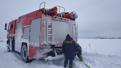 На Львівщині рятувальники відбуксирували швидку, яка застрягла у заметах На Львівщині рятувальники відбуксирували швидку, яка застрягла у заметах