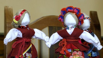 У Житомирі дітей навчають робити ляльки-мотанки, наповнені сухотрав’ям У Житомирі дітей навчають робити ляльки-мотанки, наповнені сухотрав’ям