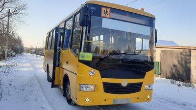 шкільний автобус на зимовій вулиці