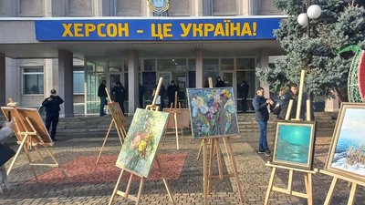 У Херсоні проходить акція протесту на підтримку виставкової зали