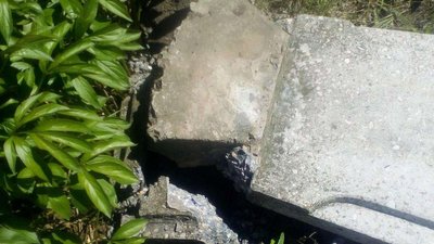 Один з пошкоджених пам`ятників на цвинтарі Один з пошкоджених пам`ятників на цвинтарі