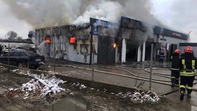 Згоріло 5 авто: на Львівщині у СТО трапилась пожежа