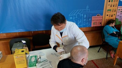 Імунізують трьома вакцинами: у Центрі вакцинації в Черкасах за день щепили сто охочих