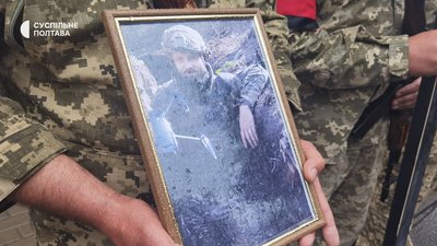 У Полтаві прощаються із воїнами Вячеславом Родіоновим та Юліаном Матвійчуком У Полтаві прощаються із воїнами Вячеславом Родіоновим та Юліаном Матвійчуком