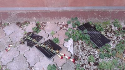 В Іршаві пошкодили дві меморіальні дошки загиблих закарпатських військових В Іршаві пошкодили дві меморіальні дошки загиблих закарпатських військових
