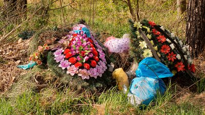На Чернігівщині жінка пошкодила могили захисників