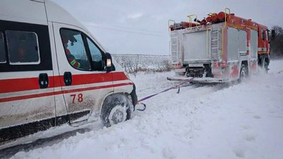 Рятувальники визволяли автотранспорт зі снігових заметів