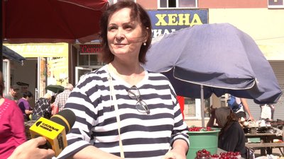Оксана, тернополянка купує малину Оксана, тернополянка купує малину