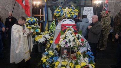 У Тернополі попрощалися з волонтером, військовослужбовцем Віталієм Заверухою У Тернополі попрощалися з волонтером, військовослужбовцем Віталієм Заверухою
