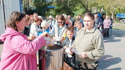 Окупанти поновили видачу безкоштовних гарячих обідів для жителів двох районів Маріуполя