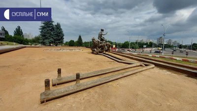 Територію навколо сумського фонтану “Садко” ремонтують, сам фонтан — ні Територію навколо сумського фонтану “Садко” ремонтують, сам фонтан — ні