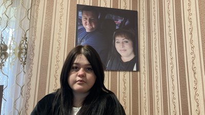17-річна Дарина Пантелєєва втратила маму і тата, у неї лишилися неповнолітні брат та сестра. 17-річна Дарина Пантелєєва втратила маму і тата, у неї лишилися неповнолітні брат та сестра.