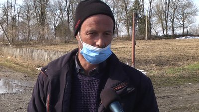 Михайло Захаров з села Волиця Друга один із тих, хто самотужки підсипав дорогу. Фото: Суспільне. Поділля. Михайло Захаров з села Волиця Друга один із тих, хто самотужки підсипав дорогу. Фото: Суспільне. Поділля.