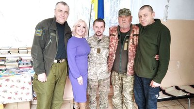 Лариса Борисенко з військовими Лариса Борисенко з військовими