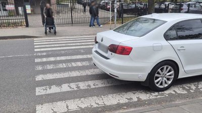 У Черкасах біля лікарні жінка потрапила під колеса легковика