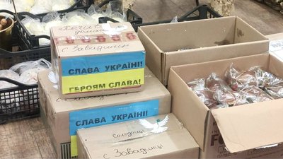У Хмельницькому освятили паски, які відправлять військовим у госпіталі та на передову