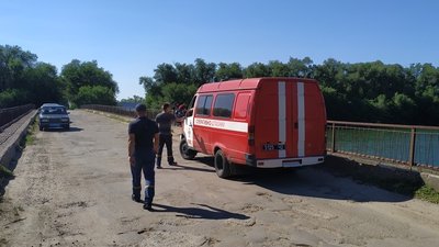Купалися та стрибали із мосту: на Херсонщині у Північно-Кримському каналі знайшли потопельника