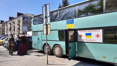 Волонтер з Тернопільщини передав автобус військовослужбовцям Волонтер з Тернопільщини передав автобус військовослужбовцям