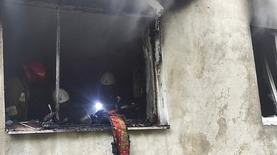 На Хмельниччині горіла квартира: власника врятували, 5 людей евакуювали