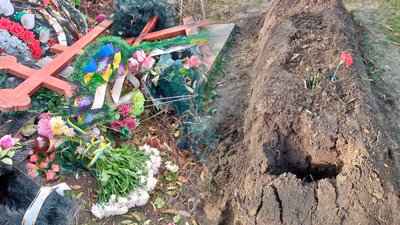 в Ічні на Чернігівщині жінка неодноразово розкидала речі на могилах захисників