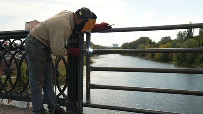 Встановлення перил на Харківському мосту, Суми, вересень, 2025 рік