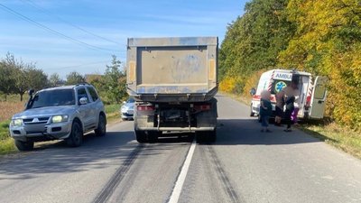 Фото з місця аварії, яка трапилася 6 жовтня у селі Комарівці