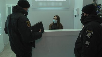 Рейди проводять щодня: на Донеччині поліція перевіряє місця торгівлі та харчування Рейди проводять щодня: на Донеччині поліція перевіряє місця торгівлі та харчування