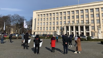 Закарпатські підприємці мітингують біля будівлі ОДА (ФОТО) Закарпатські підприємці мітингують біля будівлі ОДА (ФОТО)