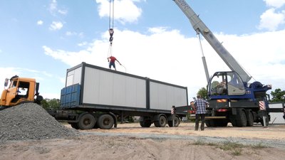 90 зі 180 будинків: під Черніговом почали встановлювати модульне містечко