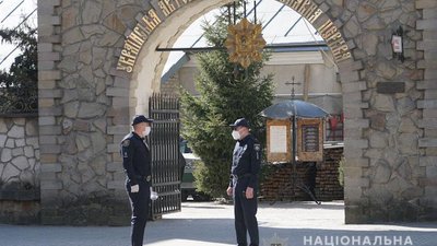 На Благовіщення в Тернополі поліцейські роздавали маски людям, які йшли до церкви
