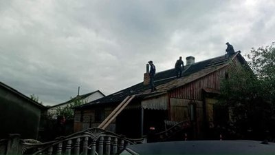 У місті на Рівненщині буревій пошкодив будинки та дерева У місті на Рівненщині буревій пошкодив будинки та дерева