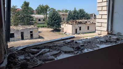 На Тернопільщині мешканці зруйнованих ракетами будинків шукають гроші на ремонти