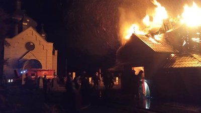 На Прикарпатті горів дерев'яний храм, який спорудили у 1850 році На Прикарпатті горів дерев'яний храм, який спорудили у 1850 році