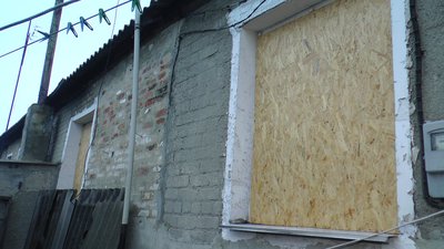 Жителька Родинського пошкоджений будинок вікна наслідки російських обстрілів Донецька область Жителька Родинського пошкоджений будинок вікна наслідки російських обстрілів Донецька область